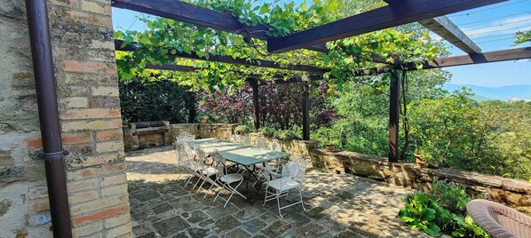 Villa, 5 Schlafzimmer, eigener Pool, Gartenblick | Speisen im Freien