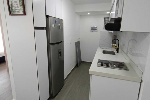 Een koelkast, een oven