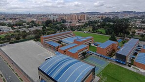 Un gran complejo deportivo con varios edificios, un estadio y zonas urbanas circundantes.