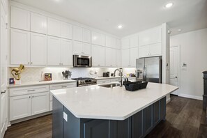 Microondas, horno, parrilla de estufa y lavavajillas 