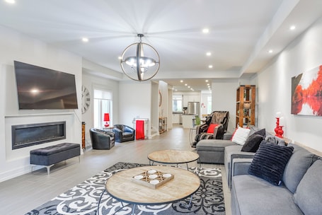 TV, fireplace. Luxury End-Unit Townhome in Muskoka Bay Resort