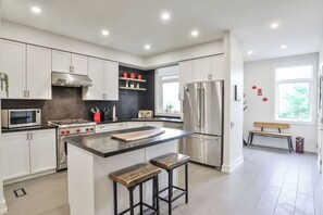 Microondas, placa de cocina y lavavajillas