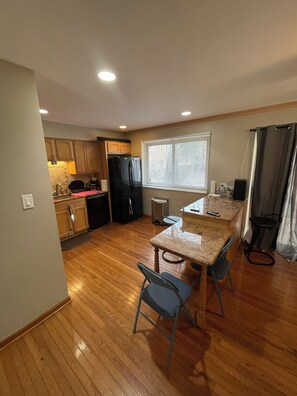 Interior - Pleasant 2-bedroom house with AC in Southfield HISTORIC AREA (Southfield)