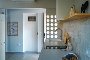 Réfrigérateur, four, lave-vaisselle, cafetière/bouilloire