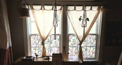 Birdwatchers Nook 3-bedroom cottage with AC in charming Bastrop