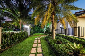 Property grounds - Lux•PrimeLocation•HtdResortPool•OutdrDining (West Palm Beach)