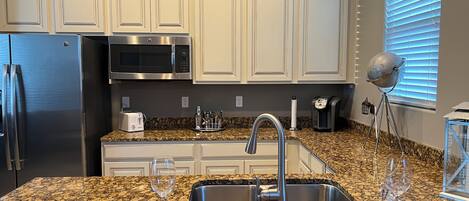 Réfrigérateur, micro-ondes, four, lave-vaisselle