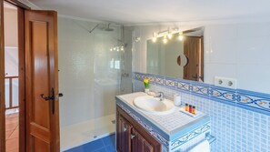 Bathroom - Las Tinajas Nerja by Ruralidays (Málaga)