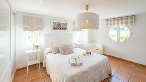 4 bedrooms, iron/ironing board, WiFi