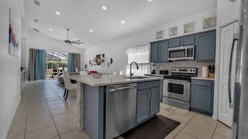 Microondas, horno, parrilla de estufa y lavavajillas