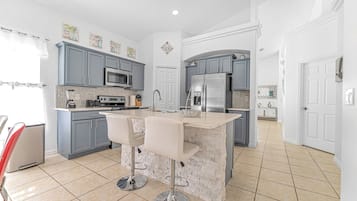 Microondas, horno, parrilla de estufa y lavavajillas