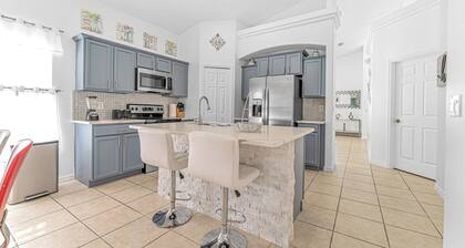 Spacious home near Disney, pool,Self check-in. 4-bedroom house Clermont FL.