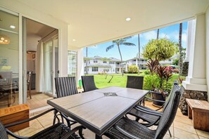 Outdoor dining - Beautiful 2bdrm Condo Facing Lawn, Pool & Hot Tub! (Princeville)