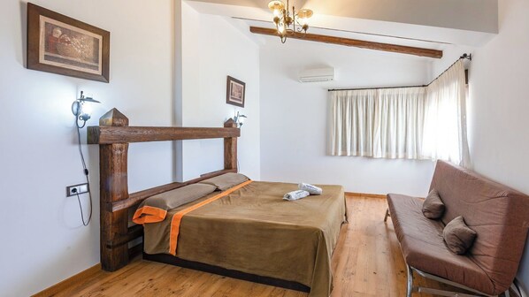4 bedrooms, iron/ironing board, travel cot, WiFi