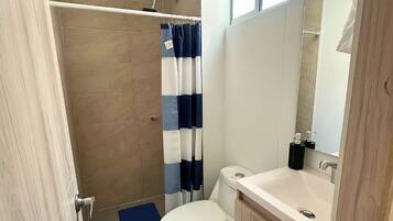 Toallas, jabón y papel higiénico