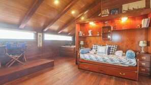 3 bedrooms, travel cot, WiFi
