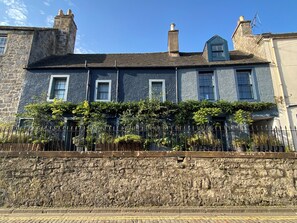 Exterior - Historic 1600s townhouse in South Queensferry with Forth Bridge views and easy Edinburgh access. (South Queensferry)