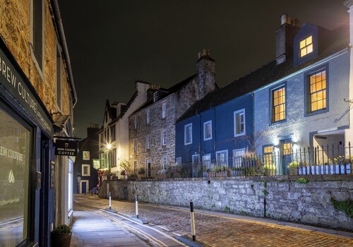 Historic 1600s townhouse in South Queensferry with Forth Bridge views and easy Edinburgh access.