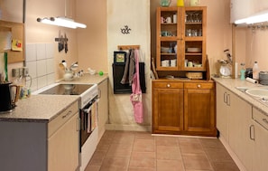 Fridge, stovetop, coffee/tea maker