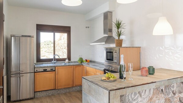 Geladeira, micro-ondas, fogão, cooktop