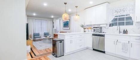 Køleskab, mikrobølgeovn, ovn, kogeplade