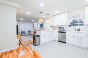 Fridge, microwave, oven, stovetop - LUXE 3BR Stay • Free Parking • Near NYC (Newark)