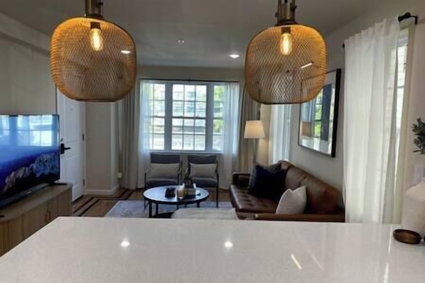 TV - LUXE 3BR Stay • Free Parking • Near NYC (Newark)