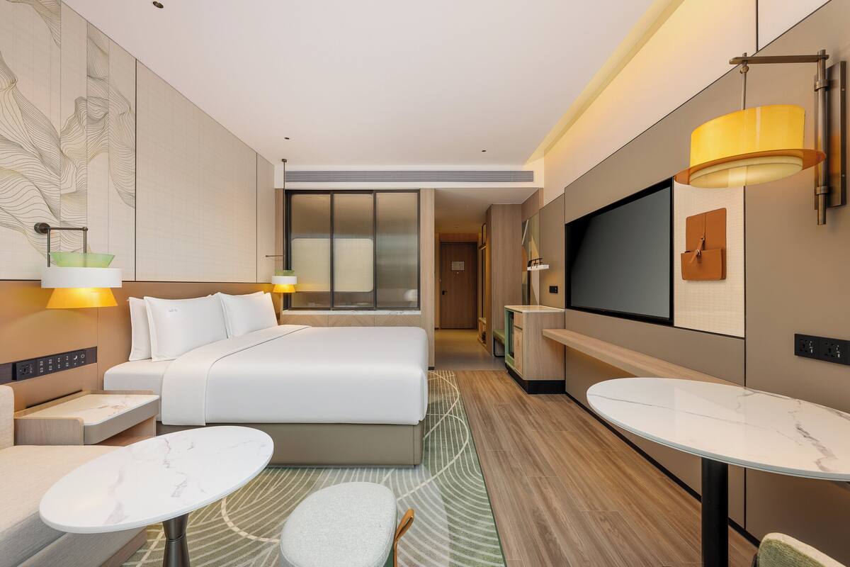 Down duvets, in-room safe, desk, laptop workspace