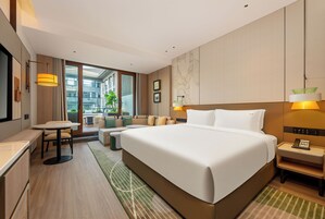 高级房 大床 山景带阳 台 | 羽绒被、客房内保险箱、办公桌、笔记本电脑工作区