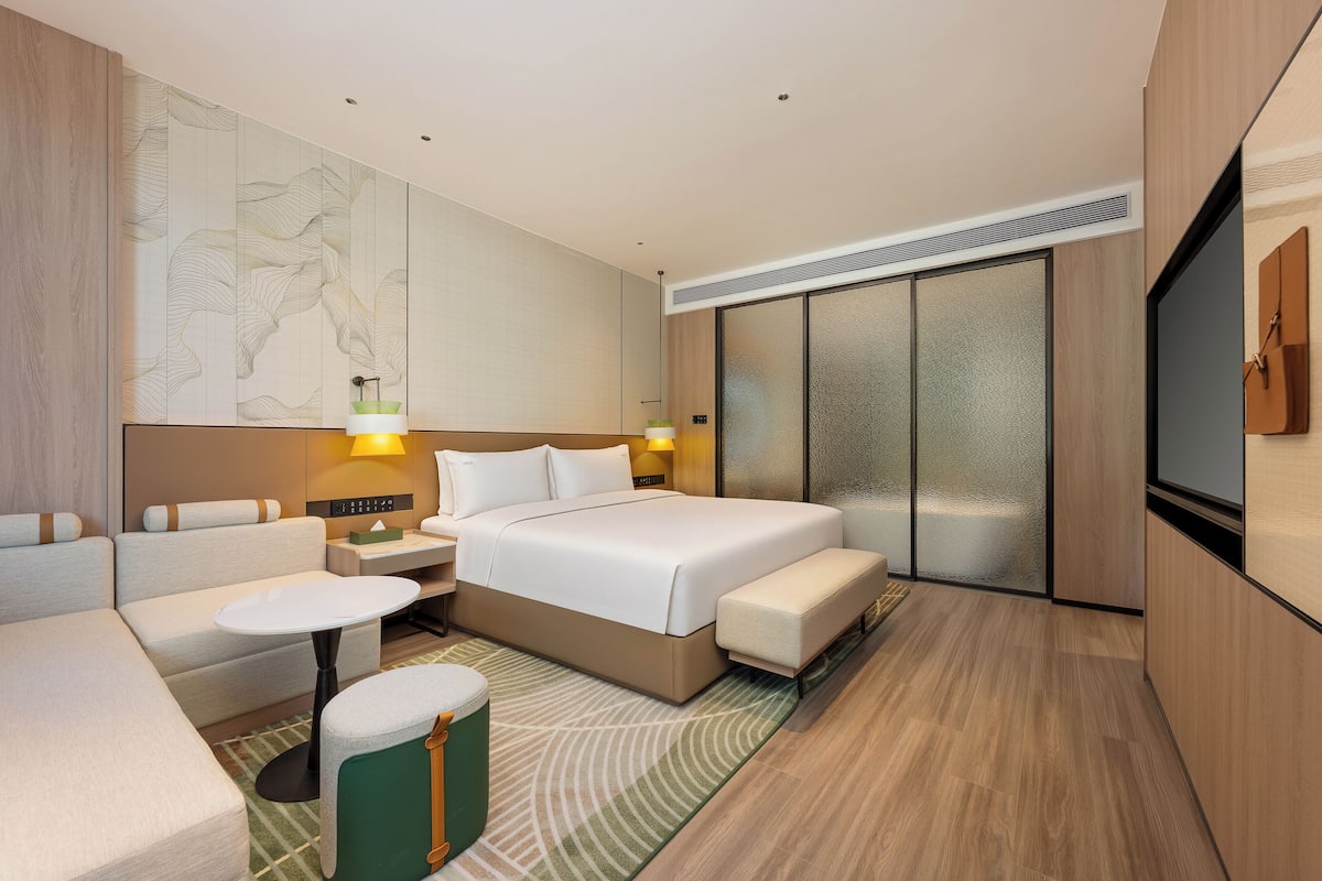 One Bedroom Premium Suite | Down comforters, in-room safe, desk, laptop workspace