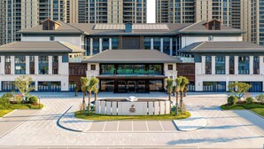A Holiday Inn hotel with a modern facade, large windows, and a central entrance. - Holiday Inn Ningde Jiaocheng by IHG (Ningde)