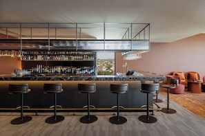 2 bars/lounges - Crowne Plaza Geelong by IHG (Geelong)
