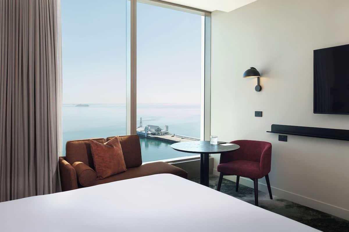 Standardzimmer, 1 King-Bett, Buchtblick (High Floor)