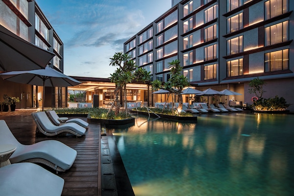 2 outdoor pools
