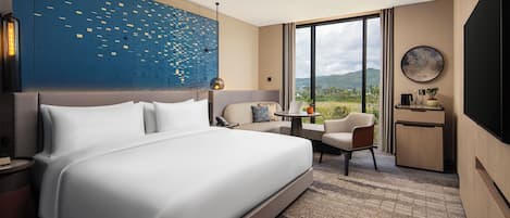 Standard Room, 1 King Bed | Premium bedding, minibar, in-room safe, desk