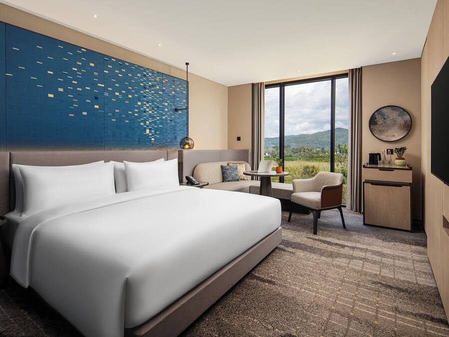 Standard Room, 1 King Bed | Premium bedding, minibar, in-room safe, desk