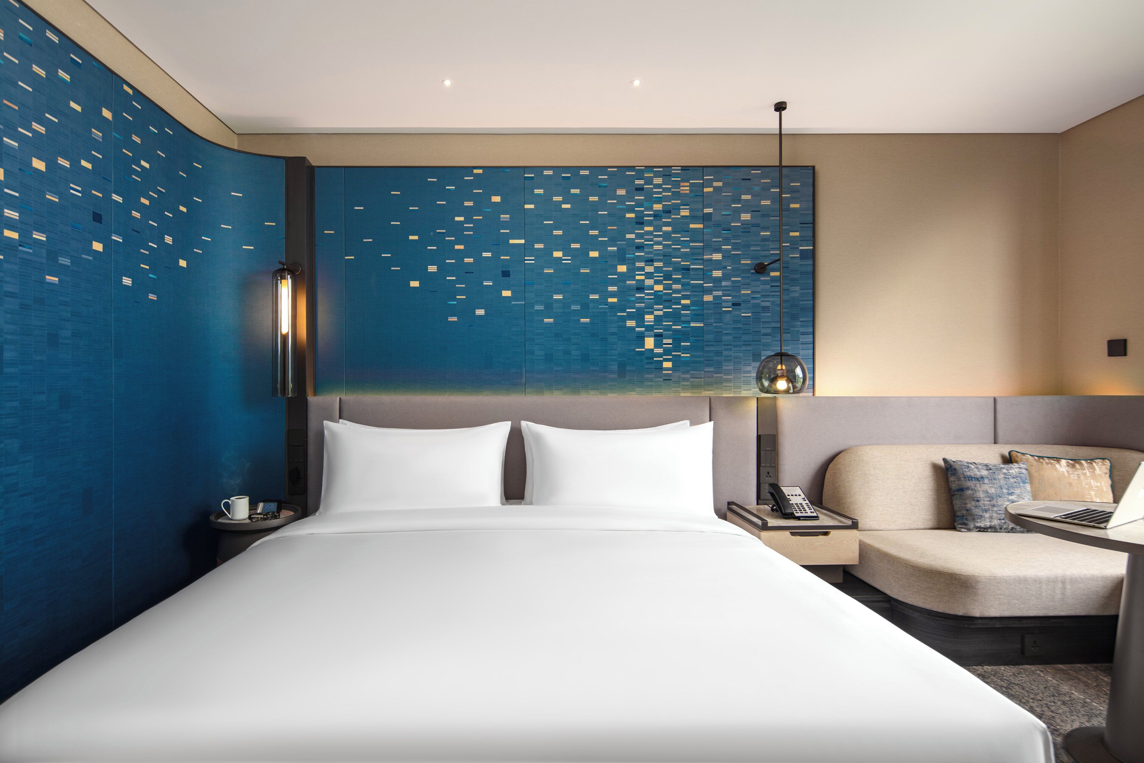 Minibar, brankas, meja kerja, dan ruang kerja ramah laptop