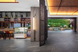 Bar (on property) - Crowne Plaza Labuan Bajo by IHG (Labuan Bajo)