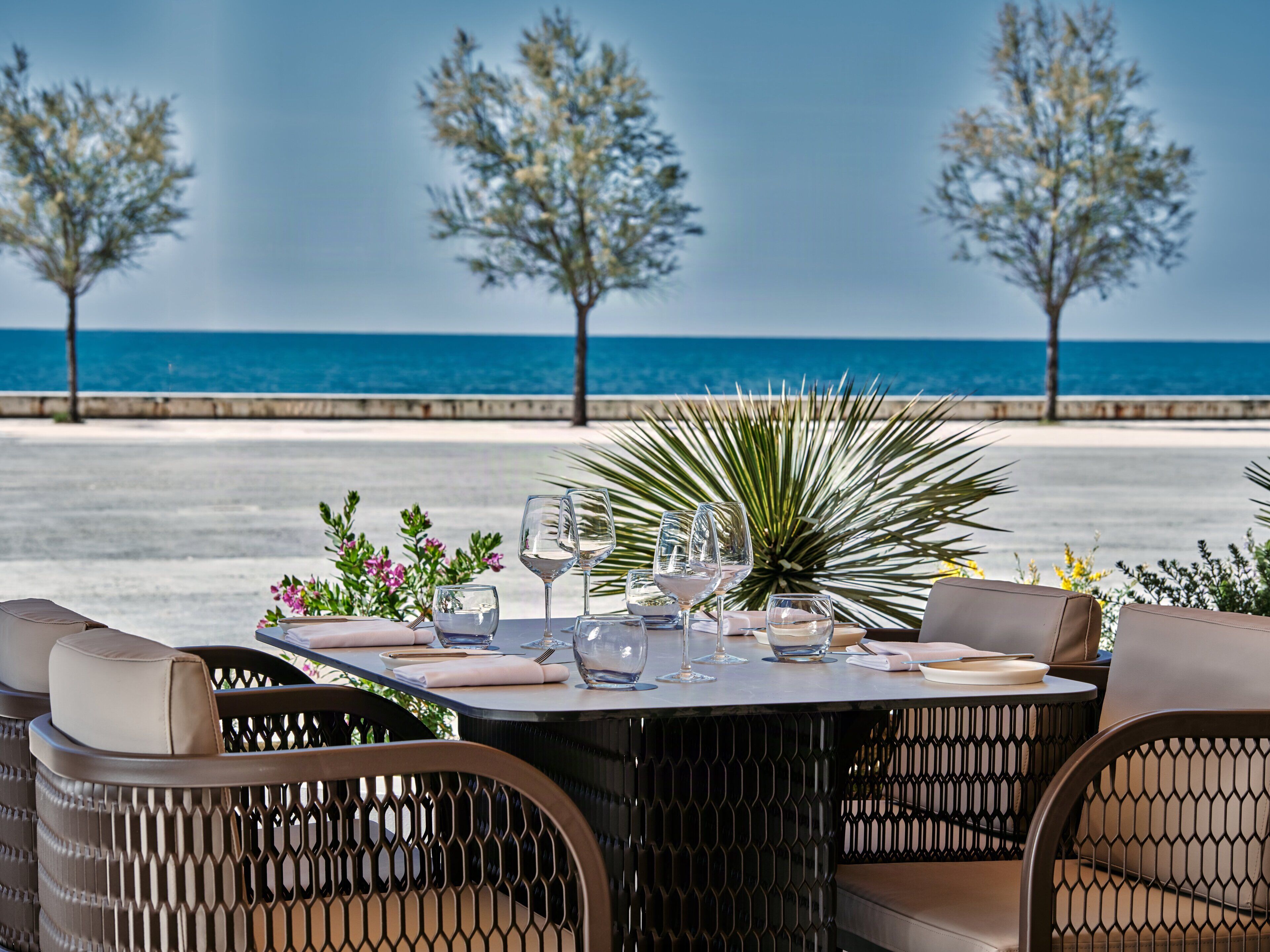 2 restaurants; breakfast, lunch, and dinner served
