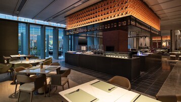 Daily buffet breakfast (CNY 98 per person)