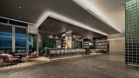 Bar (on property). Holiday Inn Wenzhou Airport by IHG