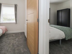 3 makuuhuonetta, yksilöllisesti sisustettu, yksilöllisesti kalustettu