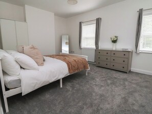 3 bedrooms, individually decorated, individually furnished - 5 Marsh Lane (Flint)