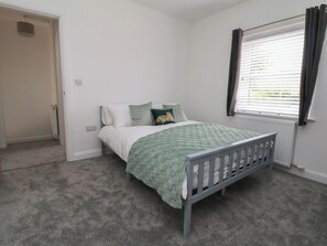 3 bedrooms, individually decorated, individually furnished - 5 Marsh Lane (Flint)