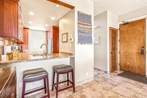 Condo (3 Bedrooms) | Private kitchen | Microwave, oven, dishwasher, coffee/tea maker