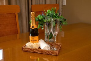 Condo (3 Bedrooms) | Dining - KBM Resorts Spacious 3-bedroom Honua Kai Collection Multi Unit Listing Same Floor Ocean Views + 2 Free Rental Cars! Hkh-515/16 (Kaanapali)