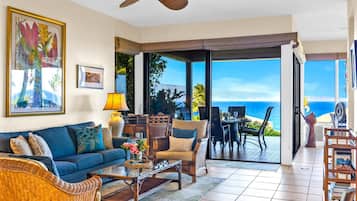 Condo (4 Bedrooms) | Living room | TV