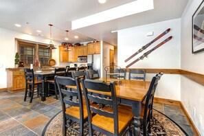 Studio (Multiple Bedrooms) | Tempat makan