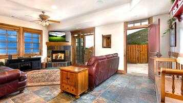 Studio (Multiple Bedrooms) | Property entrance