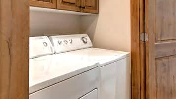 Studio (Multiple Bedrooms) | Ruang laundry